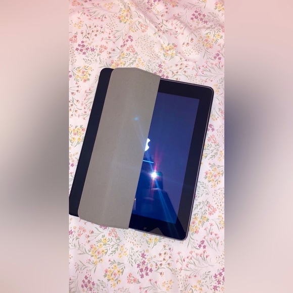 iPad - Picture 4 of 4